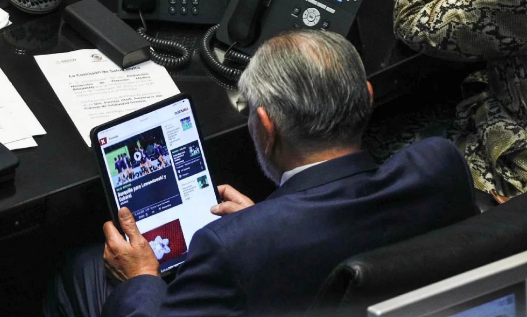 Adán Augusto vuelve a ser captado viendo deportes en plena sesión del Senado