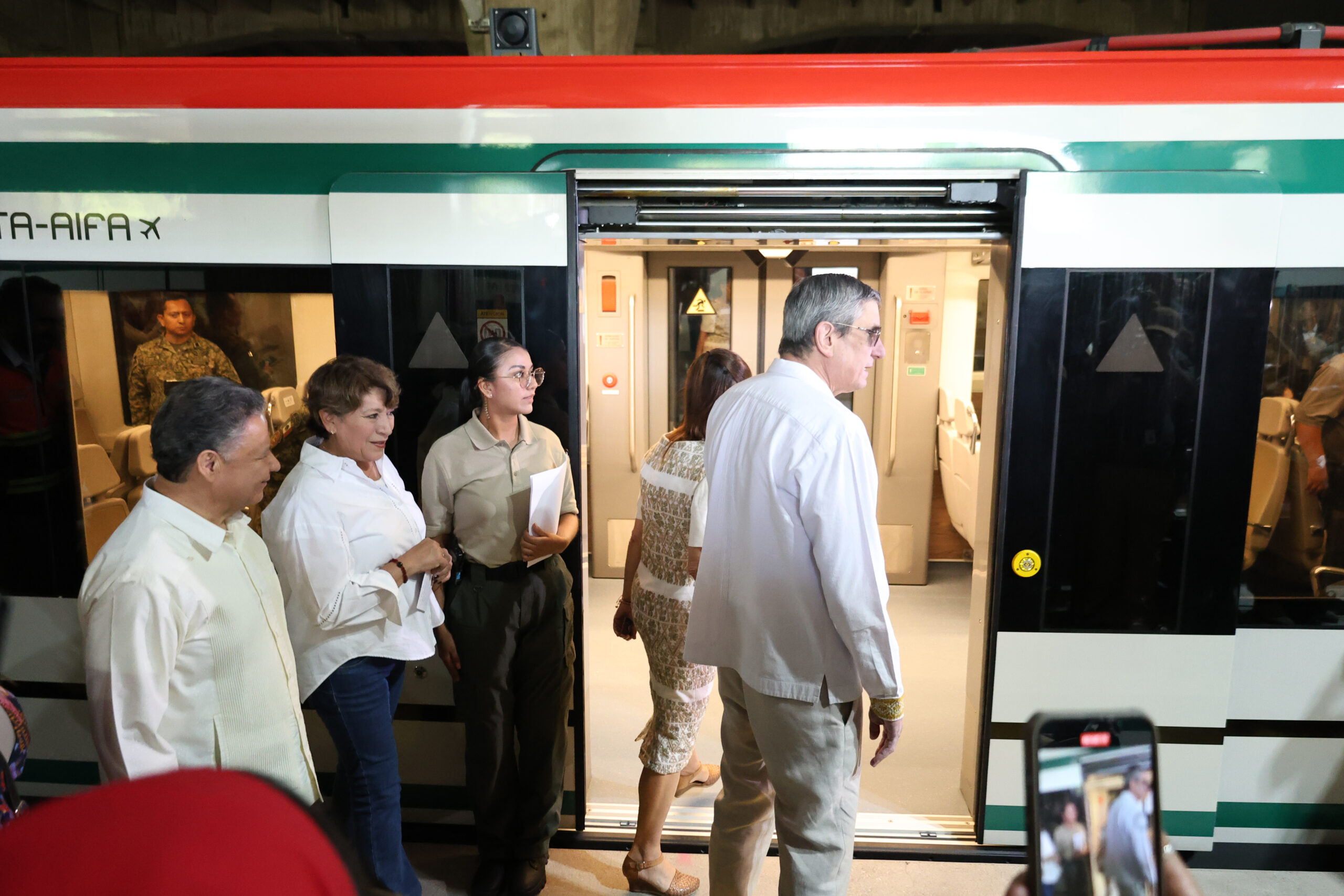Julio Menchaca acompaña la inauguración del tren Buenavista–AIFA