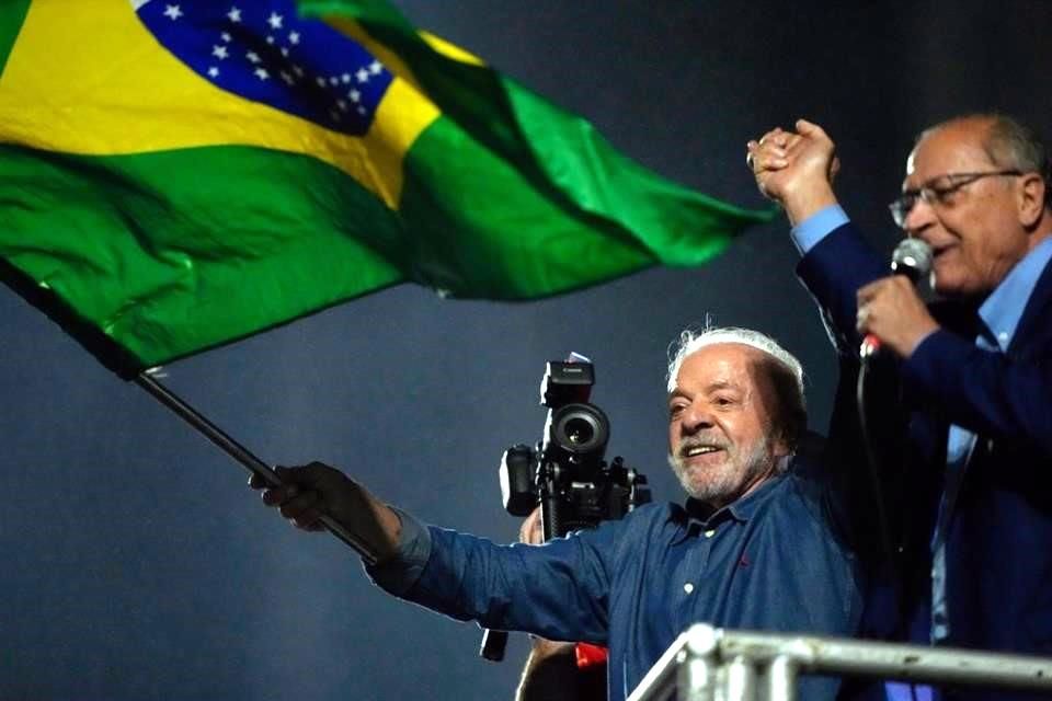 Bolsa de Brasil se desploma tras reelección de Lula; el real pierde más de 10%