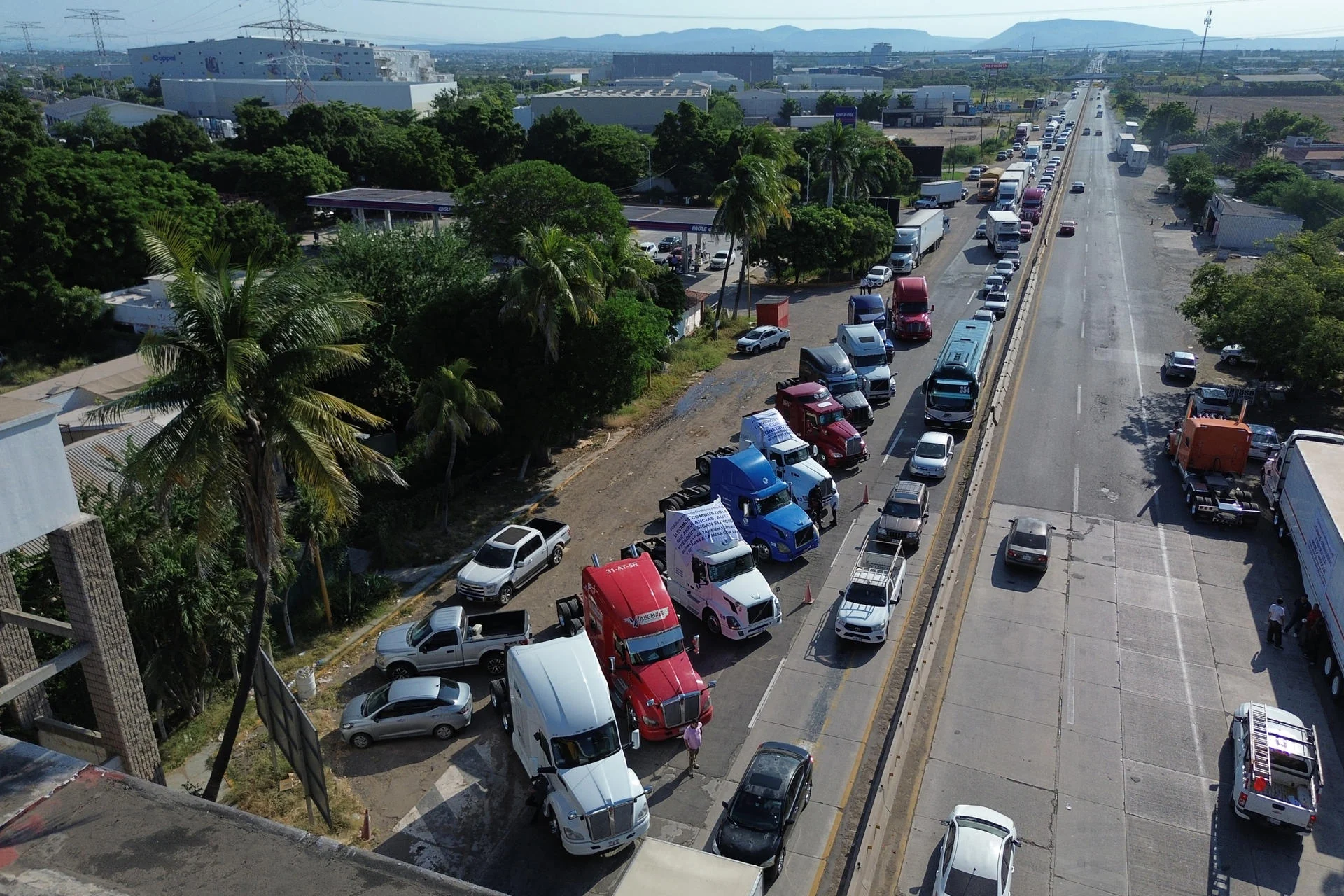 Transportistas levantan bloqueos tras 34 horas; Gobierno federal acuerda atender sus demandas
