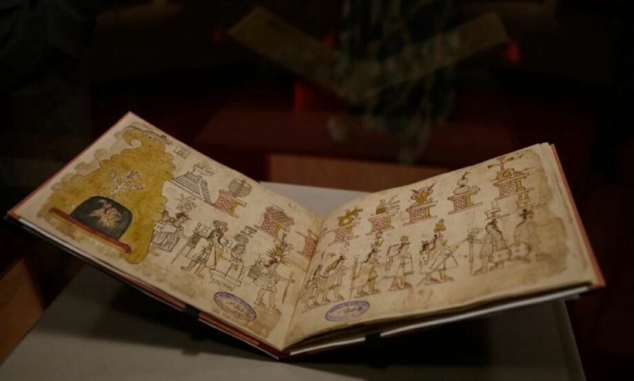 Después de casi 200 años, histórico códice mexica regresa a México desde Francia