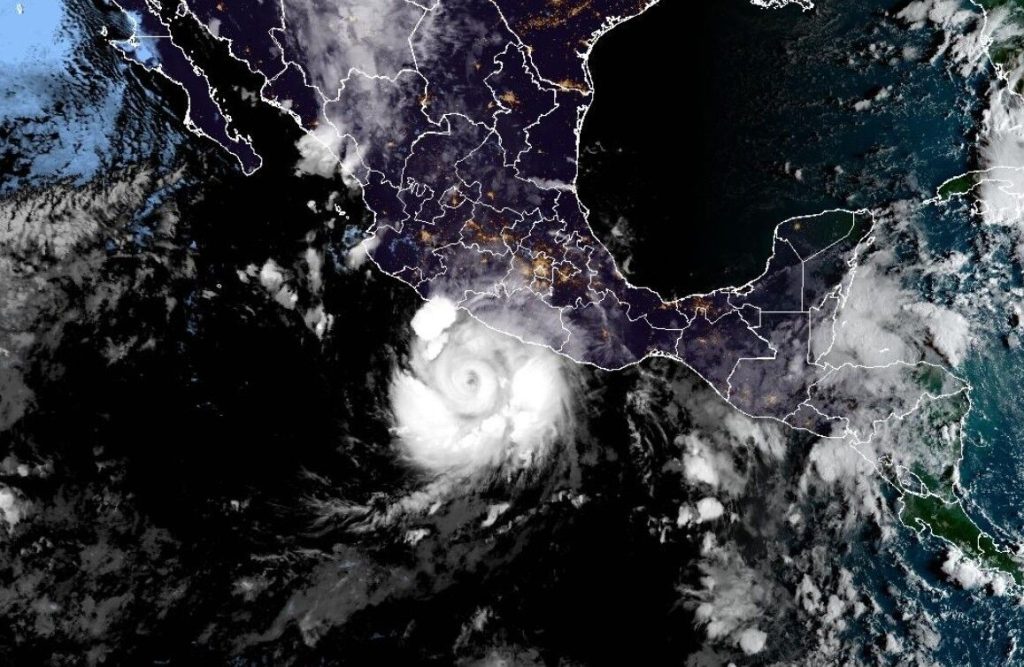 Polo baja a categoría 4, pero mantiene en alerta a Baja California Sur