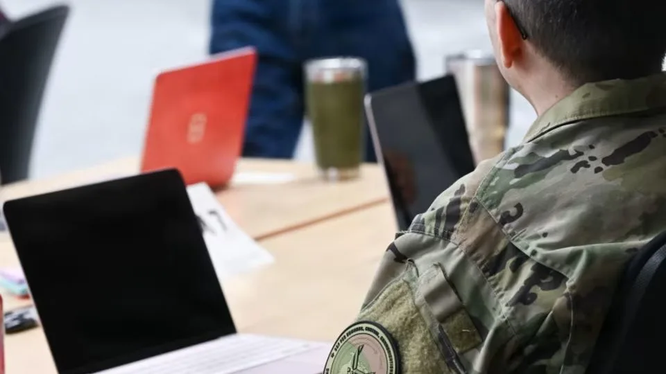 Una alerta sobre la IA: un informe falso casi provoca una operación militar de EE.UU