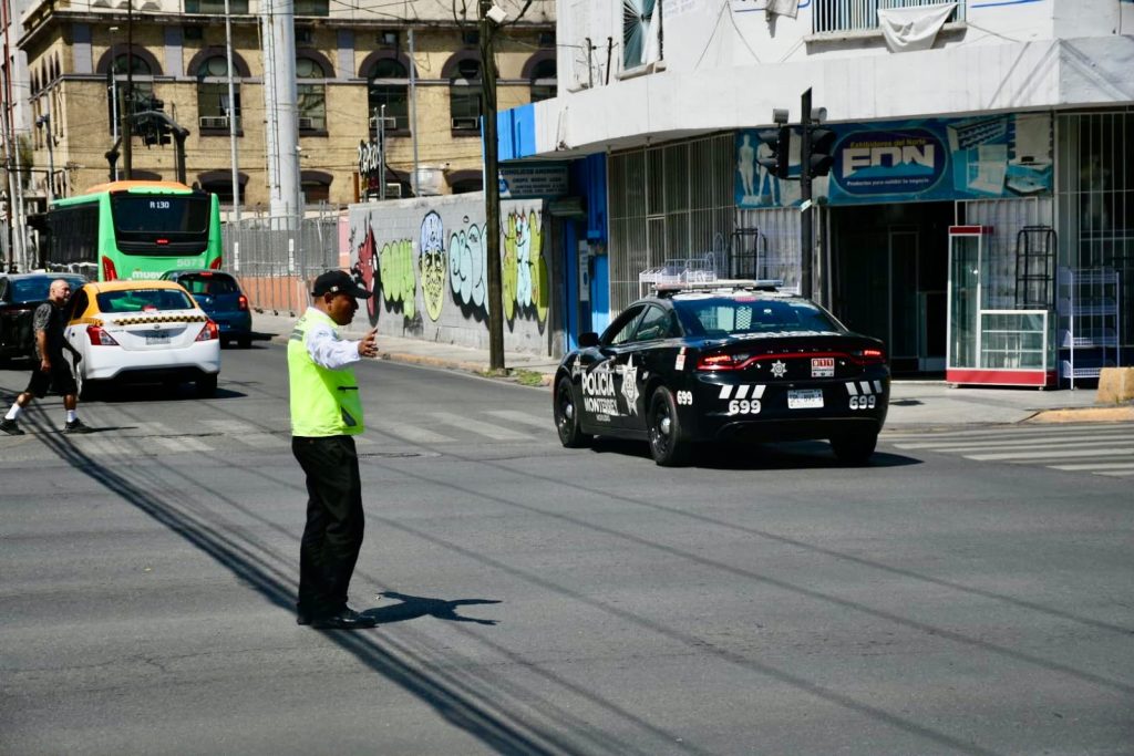 Semáforos apagados complican el Centro de Monterrey: despliegan operativo vial