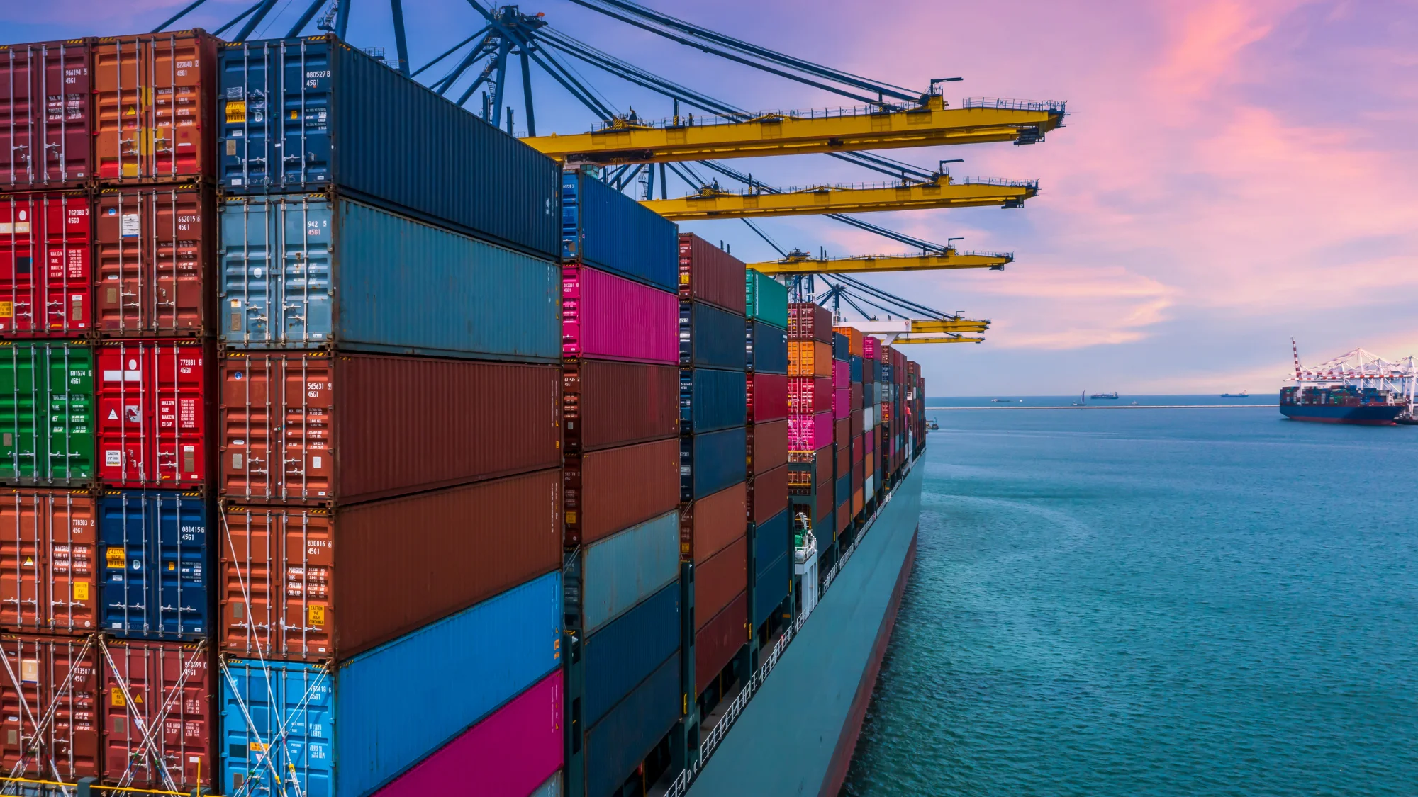 Exportaciones mexicanas se disparan 38% y alcanzan récord de 77 mil 797 millones de dólares