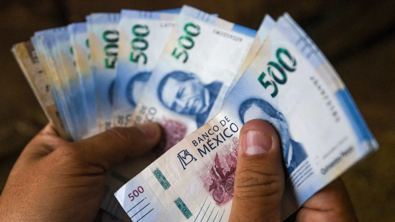 Dólar alcanza los 18.66 pesos: moneda mexicana pierde más de 10% en siete semanas