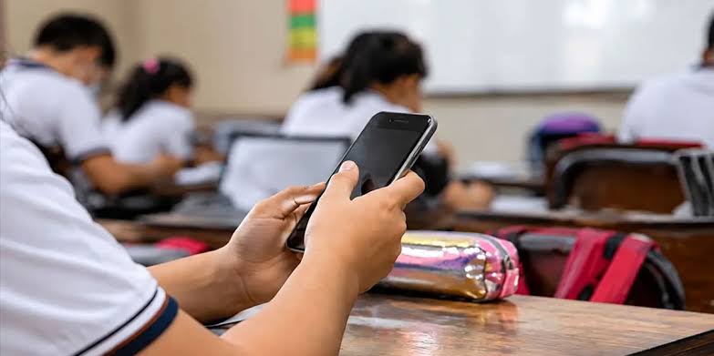 Ocho de cada diez maestros piden regular el uso de celulares en escuelas de México