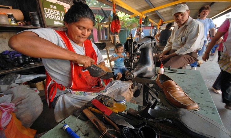 Mujeres siguen rezagadas en el mercado laboral mexicano; INEGI revela desigualdad